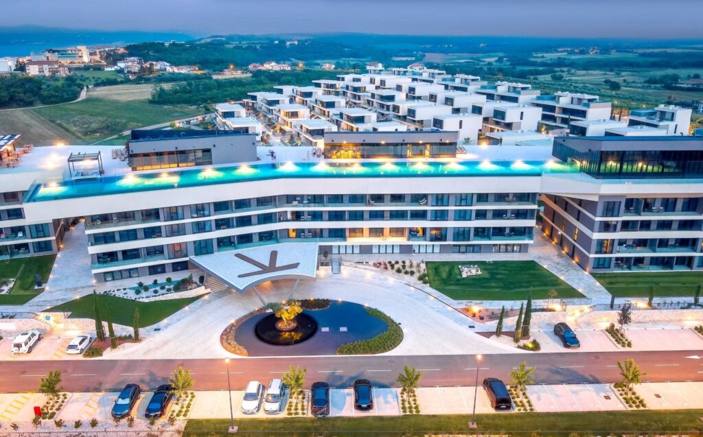 Pohľad na are&aacute;l Petram Resort s baz&eacute;nom a pr&iacute;morskou lokalitou